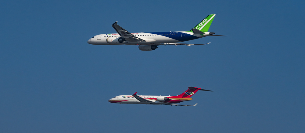 C919飛機首次飛抵拉薩，與正在進(jìn)行演示飛行的ARJ21飛機相聚在“世界屋脊”青藏高原_副本.jpg